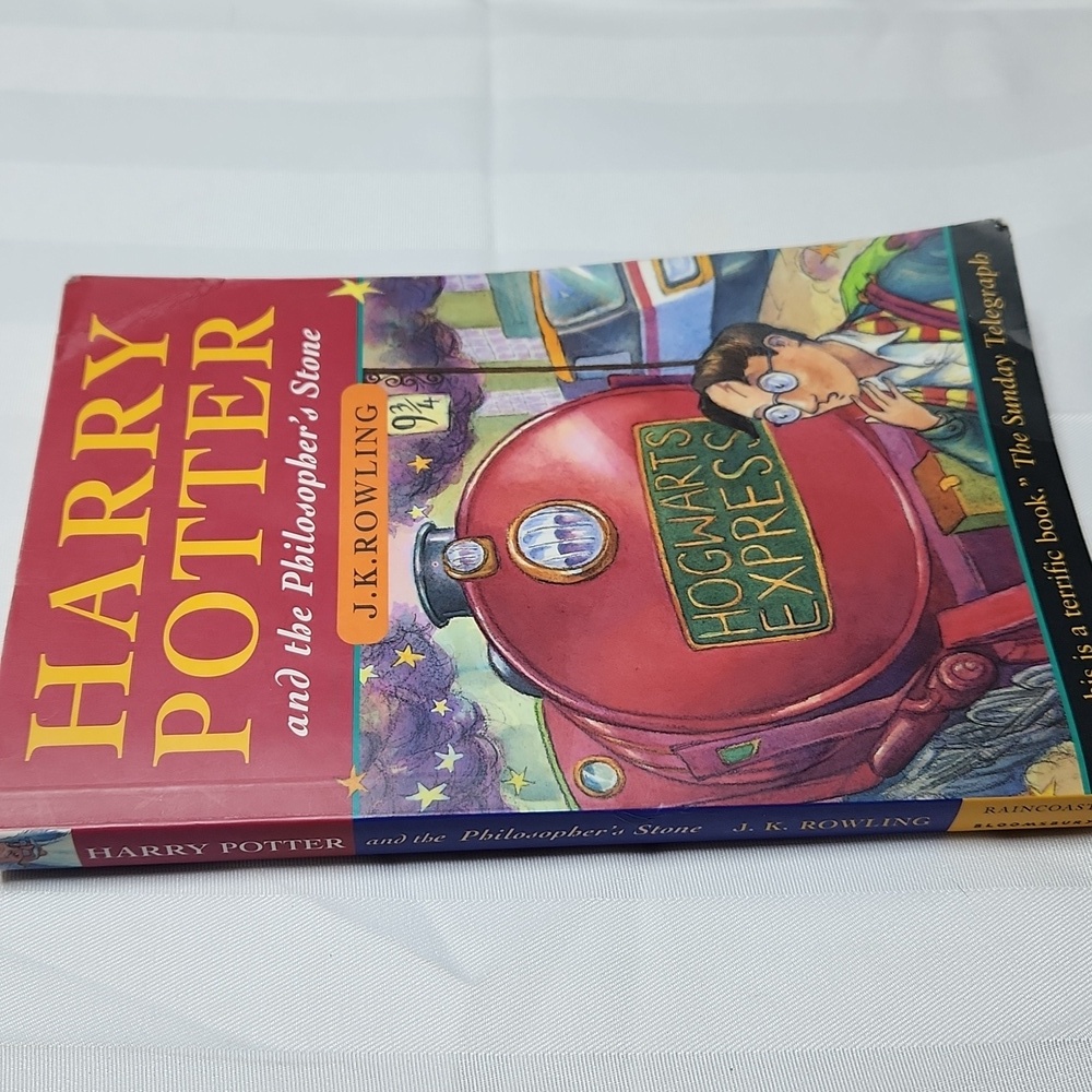 Harry Potter and the Philosopher's Stone Book - Picture 4 of 8